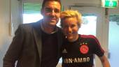 Fran Anera posa junto a la capitana del Ajax, en un viaje a Holanda.