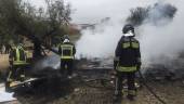 Los bomberos en un acto de servicio.