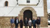 SOCIEDAD VERTEBRADA. Representantes de la sociedad de Torreblascopedro: de las Hermandades de San José y del Nazareno, de la Cofradía de la Virgen de la Cabeza, de la Asociación de Mujeres Ecologistas El Jaray, de las asociaciones de pensionistas y de petanquistas posan delante de la Iglesia de San José con Ángel Torres Cordero.