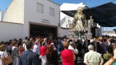 EXTRAORDINARIO. La Virgen es recibida a las puertas de su nueva casa de hermandad, cuyo cortejo acompañaron también muchos menores del municipio.
