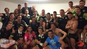 ALEGRÍA. La plantilla del Atlético Mancha Real celebra la victoria ante el Huétor Vega.