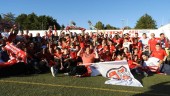 ALEGRÍA. La plantilla del Torreperogil junto con seguidores celebran ser campeones del grupo 2 de la División de Honor.