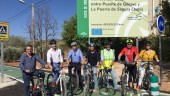 EN BICI. Felipe López, Ana Cobo y Rafael Valdivielso recorrieron, junto con los alcaldes de Puente Génave y La Puerta, el trazado del carril bici. 