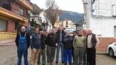 COLECTIVO. Algunos de los miembros de la “Sociedad de Cazadores Peñalta”, con el monte Peñalta al fondo, y con Juan Rafael Chinchilla, de Diario JAÉN.