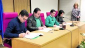 APOYO. Víctor Torres firma el nuevo convenio junto con otros alcaldes.