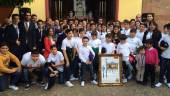 DESFILE. Foto de familia de los miembros del grupo joven de El Gran Poder.