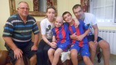 APOYO. El pequeño linarense Kevin Moreno y sus familiares, en una fotografía tomada en su domicilio el pasado mes de agosto.