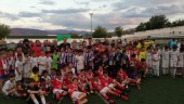 FINAL. Foto de familia de los jugadores, el cuadro técnico, los directivos y las autoridades en el Trofeo Antoñete de Fútbol.
