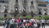 EN SANTA MARÍA. Julio Millán (en el centro) junto a los miembros de la plataforma de apoyo a su precandidatura frente al Ayuntamiento.