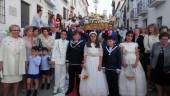 LOPERA. Niños de Primera Comunión delante de las andas de la custodia del Corpus. 