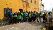 PROTESTA. María Jesús (en el centro, de azul), sus vecinos y la Plataforma de Afectados por la Hipoteca en Jaén se reúnen para protestar por el desahucio.