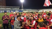 ALEGRÍA. Los jugadores del Torreperogil celebran el título en presencia de Francisco Reyes.