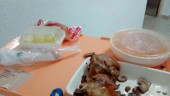 ALMUERZO. Una de las bandejas entregada a un paciente con la comida “volcada” y el pollo “seco”.
