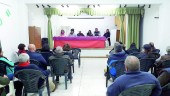 INFORMACIÓN. Maron Martínez, alcalde de Hinojares, con representantes de la plataforma ciudadana y el Ayuntamiento de Cuevas del Campo. 