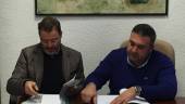 Acuerdo. Rafael Valdivielso y Miguel Ángel Carmona firman el convenio.