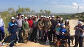 grupo. Participantes en la jornada medioambiental de “Puerta del Cerro” posan en la vía pecuaria que da acceso al barrio.