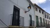 costumbrismo. Farol colocado por el Ayuntamiento de Castillo de Locubín en una de las calles del pueblo.