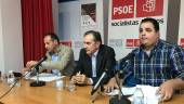 política. Jacinto Viedma, Valeriano Gómez y Víctor Torres, durante la celebración del coloquio del PSOE sobre las pensiones.