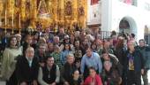 Rocieros jiennenses ante la Virgen del Rocío, en la ermita.