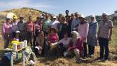 FELICES. Miembros de la delegación del país asiático junto a algunas de las mujeres naveras que trabajan en el Centro de Investigación.