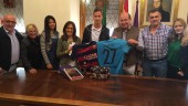 El alcalde y Juan Cámara posan con la camiseta del Barcelona acompañados de concejales y familiares.