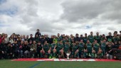 FAMILIA. Los jugadores del Jaén Rugby sénior junto con familiares, amigos y miembros del club, posan junto con la Copa de Andalucía.