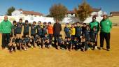 FOTO DE FAMILIA. Los jugadores de los equipos benjamín y alevín y el cuadro técnico del Mureño posan en el campo de tierra