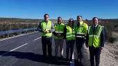 DESPLAZAMIENTO. Víctor Torres, Rafael Valdivielso, Rocío Zamora, Felipe López y Jesús Huertas visitan la A-6052.