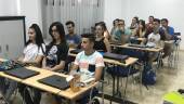 APRENDIZAJE. Los alumnos durante unas de las clases del curso de la Cámara de Comercio. 