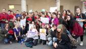 MANIFESTACIÓN. Estudiantes de distintos centros educativos congregados a las puertas del Ayuntamiento.