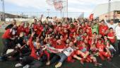 VICTORIA. Los jugadores, el cuerpo técnico y aficionados del CD Torreperogil posan tras ganar al CD Navas.