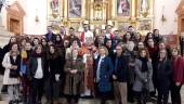 FE. El obispo de Jaén, Amadeo Rodríguez, en una fotografía de familia con los vecinos confirmados en la parroquia de San Bartolomé.