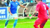 JUGADA. El centrocampista azulillo Palomeque se prepara para golpear el balón en el encuentro ante el Motril. 