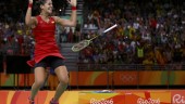 Carolina Marín suelta su raqueta al saberse campeona olímpica. 