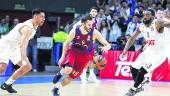 JUGADA. Pau Ribas bota en presencia de Gustavo Ayón y KC Rivers.