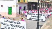 Dos pancartas encabezan la marcha de protesta en Arjonilla. 
