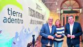 COLABORACIÓN. Manuel Fernández, Pilar Salazar y Ángel Vera, junto al cartel de Tierra Adentro. 