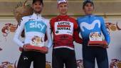 PODIO FINAL. Wout Poels, Tim Wellens y Marc Soler posan en la meta de Barbate (Cádiz).