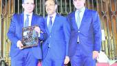 Carlos Rosales, con el premio Jiennense del Año 2015 en las manos, el consejero de Fomento y Fomento, Felipe López, y Alejandro Rosales. 
