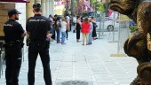 VIGILANCIA. Dos policías y el “lobo” , símbolo de un bar de la plaza, vigilan a los ciudadanos concentrados. 
