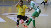 JUGADA. Rafa López presiona al bético Aarón en el partido de la Copa de Andalucía.