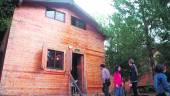 ACTIVIDAD. Unos jóvenes pasean frente a una casa rural en la sierra de Jaén.