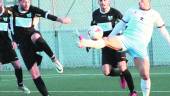 ACCIÓN. El jugador celeste Abraham golpea el balón en el partido ante el Torremolinos.