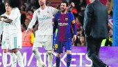 FINAL. Sergio Ramos y Leo Messi dialogan al final del partido jugado en el Camp Nou.