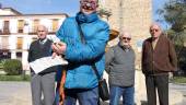 Alegría. Javier Amate, “Chato”, junto con varios amigos en la Plaza de la Constitución.