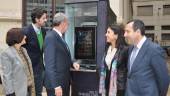 En el centro, el alcalde De la Torre, con María Jesús Almazor y José Luis Ruiz a la derecha, ante una de las cabinas.