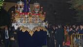 EXPECTACIÓN. Salida de Jesús del Gran Poder de su templo, en medio de un gentío. 