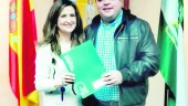 ACTO. Caballero entrega las ayudas al alcalde de Martos, Víctor Torres.