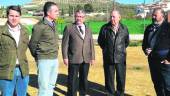 VECINOS. Manuel Heras, Juan José Jódar y Joaquín García, junto a vecinos.