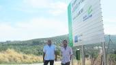 OBRAS. Luis Fernández, junto al cartel de obras de la depuradora.